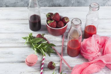 Canlandırıcı çilek ve yaban mersini smoothies