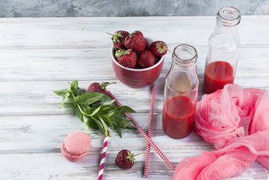 Canlandırıcı çilek ve yaban mersini smoothies