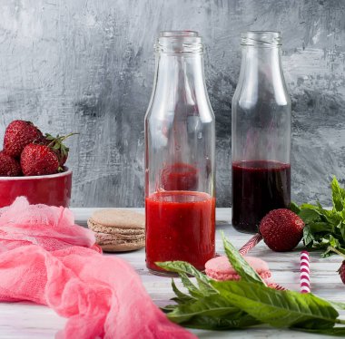 Canlandırıcı çilek ve yaban mersini smoothies