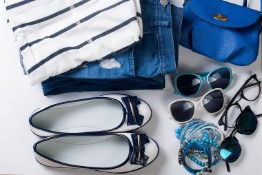 Kadınsı düz yatıyordu kümesi deniz tarzda giydirin