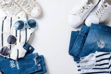 Kadınsı düz yatıyordu kümesi giydiriyoruz anne için deniz tarzında ve