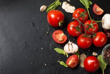 kiraz domates bir şube, ıspanak yaprakları ve baharat