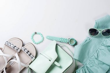 Çocuk düz yatıyordu dizi turkuaz renklerde giydirin