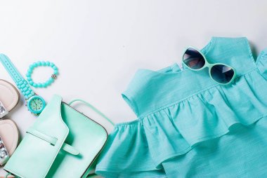 Çocuk düz yatıyordu dizi turkuaz renklerde giydirin