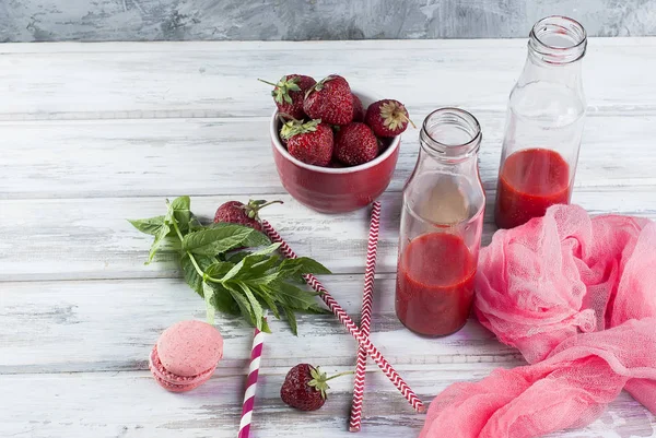 Uppfriskande jordgubb och blåbär smoothies — Stockfoto