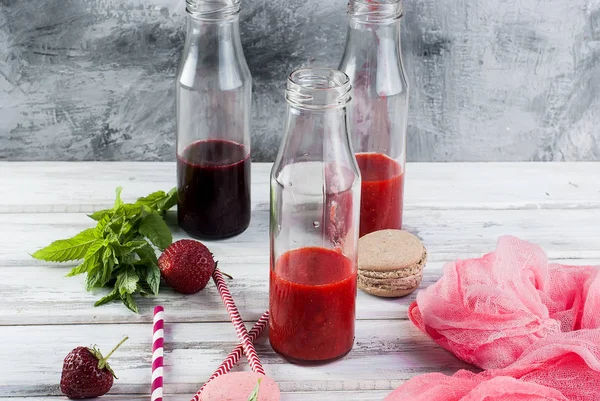 Uppfriskande jordgubb och blåbär smoothies — Stockfoto