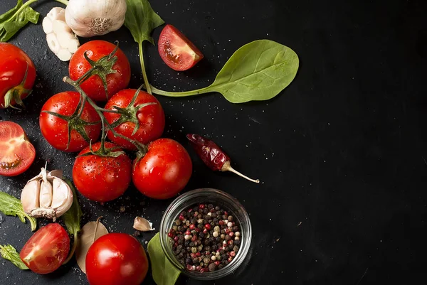 Tomates de cereja em um ramo, folhas de espinafre e tempero — Fotografia de Stock