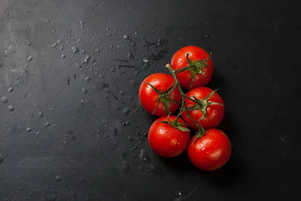 분기, 시금치 잎 및 향미료에 체리 토마토 — 스톡 사진