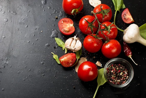 Tomates cherry en una rama, hojas de espinaca y especias —  Fotos de Stock