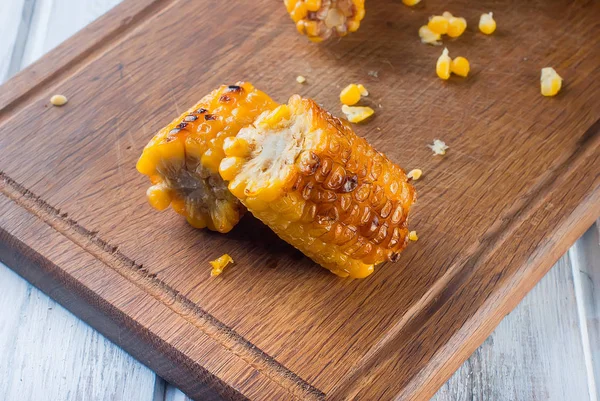 Ahşap mutfak tahtası tuz ile ızgara mısır 