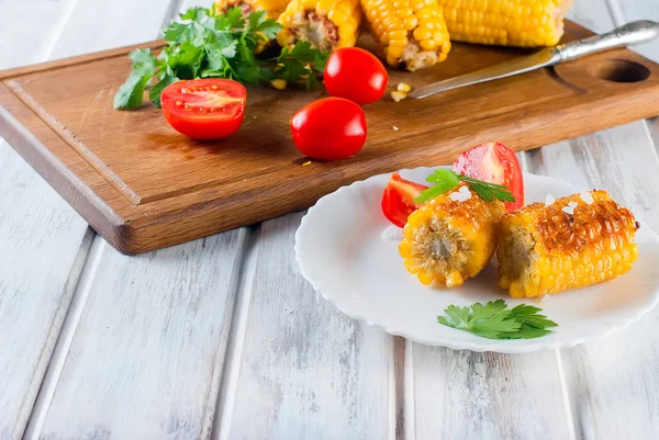 domates ve yeşillik bir tabakta mısır ızgara