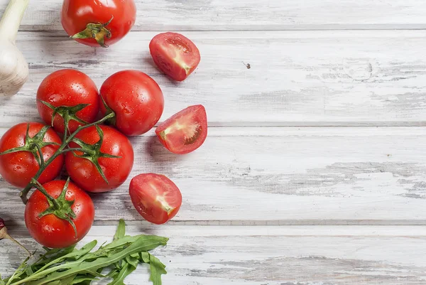 Verduras estacionales, tomates cherry en una rama, hojas de aru —  Fotos de Stock