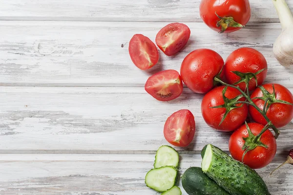 Verduras de temporada, tomates cherry en una rama, pepino, gar —  Fotos de Stock