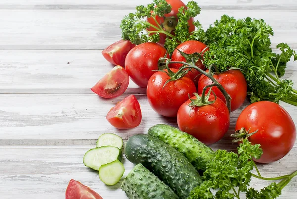 Cherry tomaten op een tak, komkommer, peterselie — Stockfoto