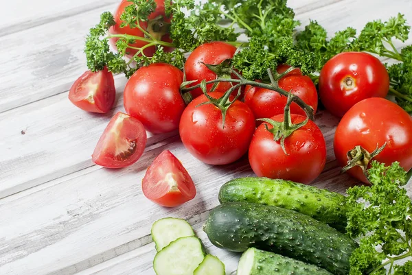 Cherry tomaten op een tak, komkommer, peterselie — Stockfoto