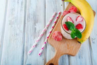 Smoothies çilek ve muz gözlük ve malzemeler 