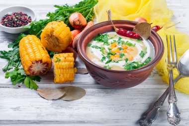 Mısır çorbası bir seramik tabak ve malzemeler