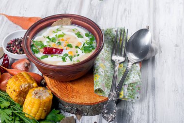 Mısır çorbası bir seramik tabak ve malzemeler