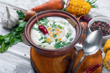 Mısır çorbası bir seramik tabak ve malzemeler