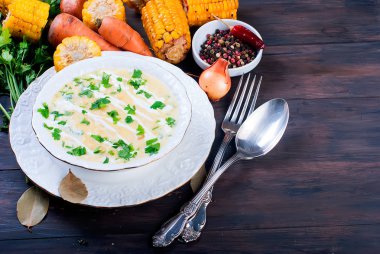 Mısır çorbası bir seramik tabak ve malzemeler