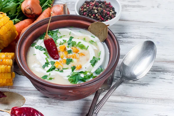 Mısır çorbası bir seramik tabak ve malzemeler