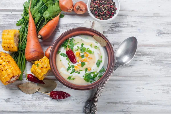 Mısır çorbası bir seramik tabak ve malzemeler