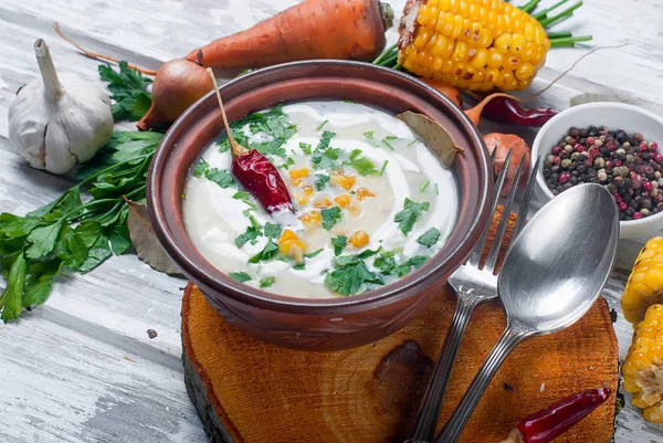 Mısır çorbası bir seramik tabak ve malzemeler