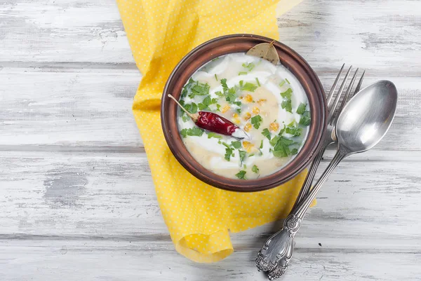 Mısır çorbası bir seramik tabak ve malzemeler