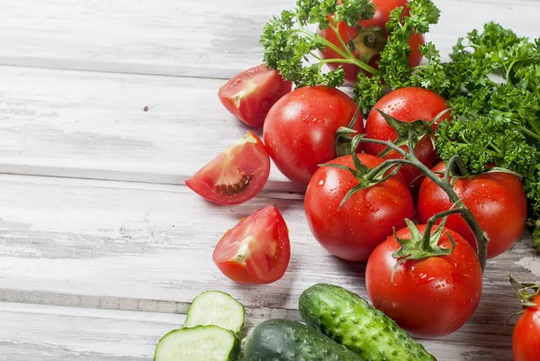 Kirschtomaten auf einem Zweig, Gurken, Petersilie — Stockfoto