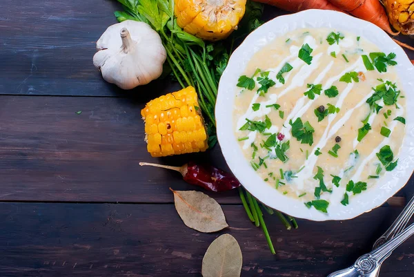 Mısır çorbası bir seramik tabak ve malzemeler