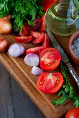 Domates, soğan, tuz, malzemeler salata için
