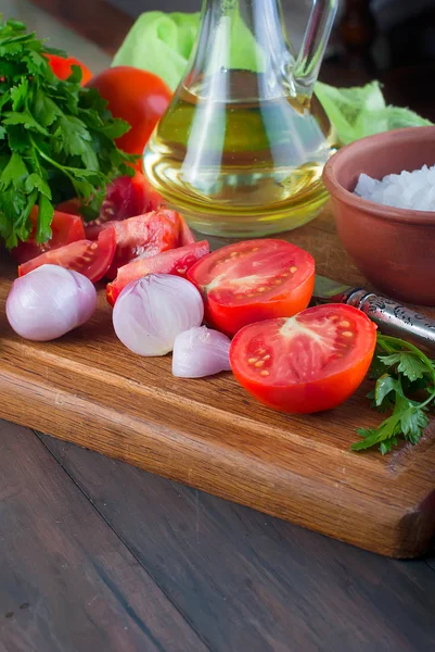 Tomaten, Zwiebeln, Salz, Zutaten für Salat — Stockfoto