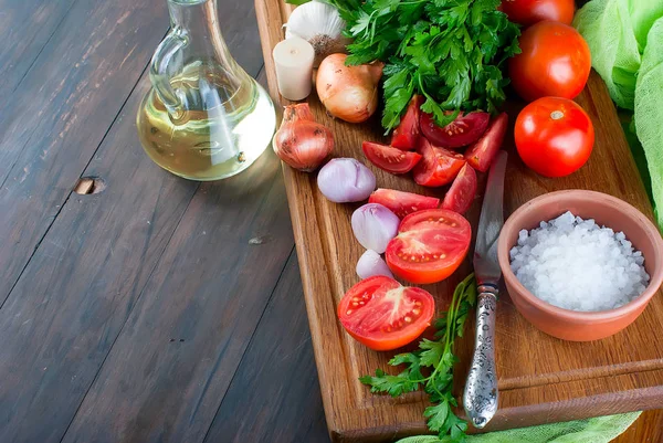 Tomates, cebolas, sal, ingredientes para salada — Fotografia de Stock