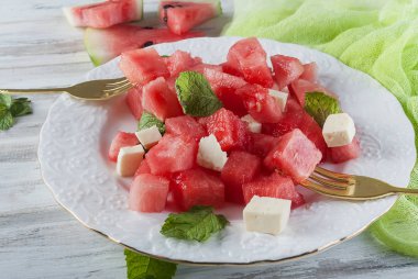 Karpuz ve suluguni nane ile salata