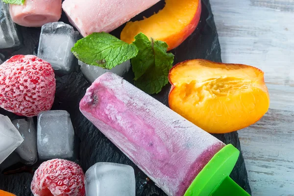 Домашнее мороженое из сезонных ягод — стоковое фото
