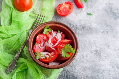 domatesli ve soğanlı salata