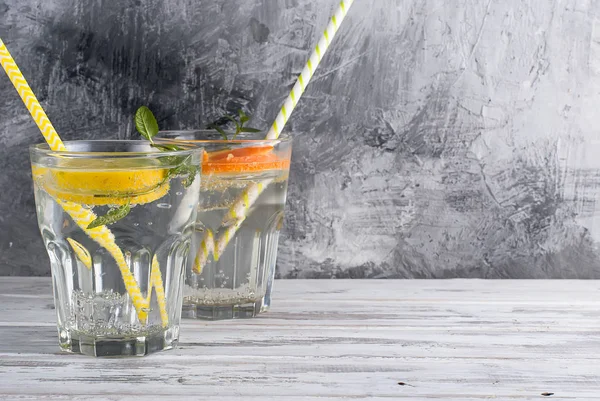 Limonada fresca casera en vaso con hielo y menta . —  Fotos de Stock