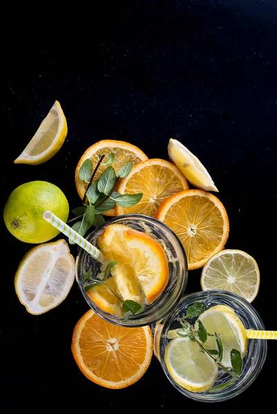 Frische hausgemachte Limonade im Glas mit Eis und Minze. — Stockfoto