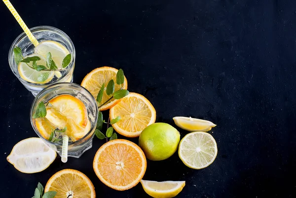 Cam buz ve nane taze ev yapımı limonata.