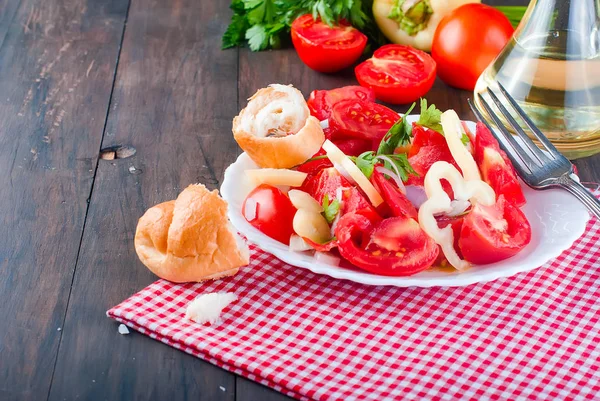 Salada com tomates e cebolas — Fotografia de Stock