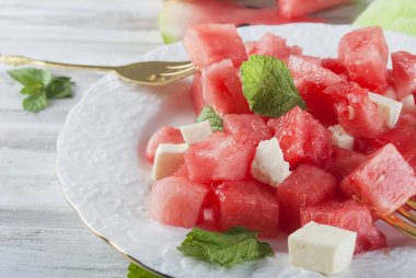 Karpuz ve suluguni nane ile salata