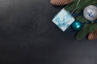 Christmas dalları, toplar, hediye kutusu, koniler, Noel adam