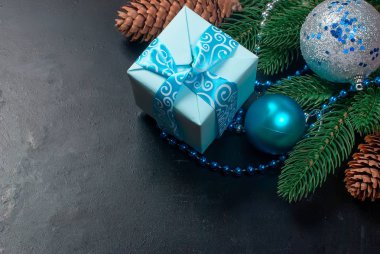 Christmas dalları, toplar, hediye kutusu, koniler, Noel adam