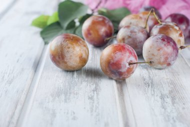 taze Erik ahşap bir masa üzerinde dağınık