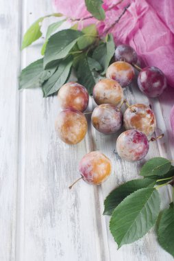 taze Erik ahşap bir masa üzerinde dağınık