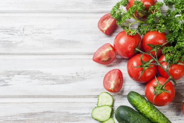 kiraz domates bir şube, salatalık, maydanoz