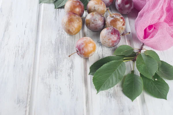 taze Erik ahşap bir masa üzerinde dağınık