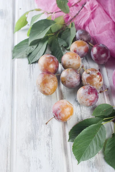 taze Erik ahşap bir masa üzerinde dağınık