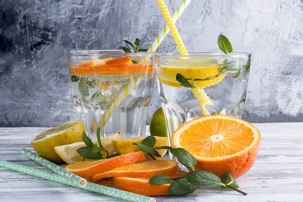 Cam buz ve nane taze ev yapımı limonata.