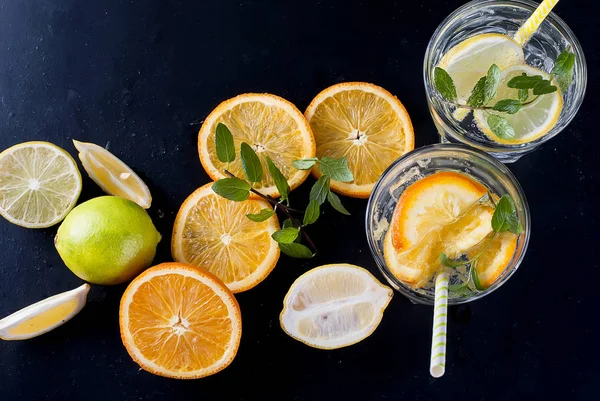 Cam buz ve nane taze ev yapımı limonata.